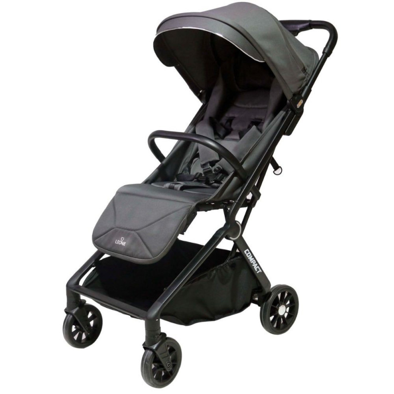 Il passeggino COMPACT è la scelta ideale per i genitori che desiderano muoversi con leggerezza e praticità, senza rinunciare al comfort del bambino. Progettato per accompagnare ogni spostamento, dai viaggi in aereo alle passeggiate quotidiane, unisce funzionalità, compattezza e design moderno.

Grazie alle dimensioni estremamente ridotte una volta chiuso, COMPACT è compatibile con gli standard del bagaglio a mano delle principali compagnie aeree, permettendo di riporlo facilmente nelle cappelliere o sotto il sedile. La chiusura è rapida e intuitiva, pensata per essere eseguita con un solo gesto.

Nonostante la struttura ultra compatta, il passeggino garantisce una seduta comoda e accogliente, realizzata con materiali traspiranti e di alta qualità, per assicurare il massimo benessere al bambino in ogni momento.

Inclusa nella dotazione, la borsa mamma coordinata offre spazio e praticità per organizzare tutto il necessario durante le uscite, mantenendo uno stile curato e moderno.

Disponibile in diverse colorazioni, COMPACT si adatta a ogni esigenza e gusto:


Midnight Black, elegante e senza tempo

Archi, profondo e rilassante

Astratto, neutro e luminoso

Forest Green, ispirato alla natura

Floreal, delicato e moderno

Slate Grey, urbano e sofisticato
Con un peso di soli 6,8 kg e un utilizzo dalla nascita fino a 22 kg, COMPACT rappresenta il compagno ideale per chi cerca praticità, leggerezza e libertà di movimento in ogni situazione.